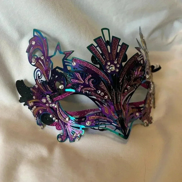 Stunning metal jeweled masquerade mask - Picture 1 of 11